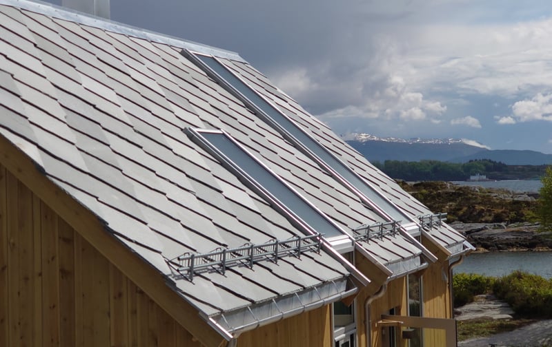 Skifertak i solskinn