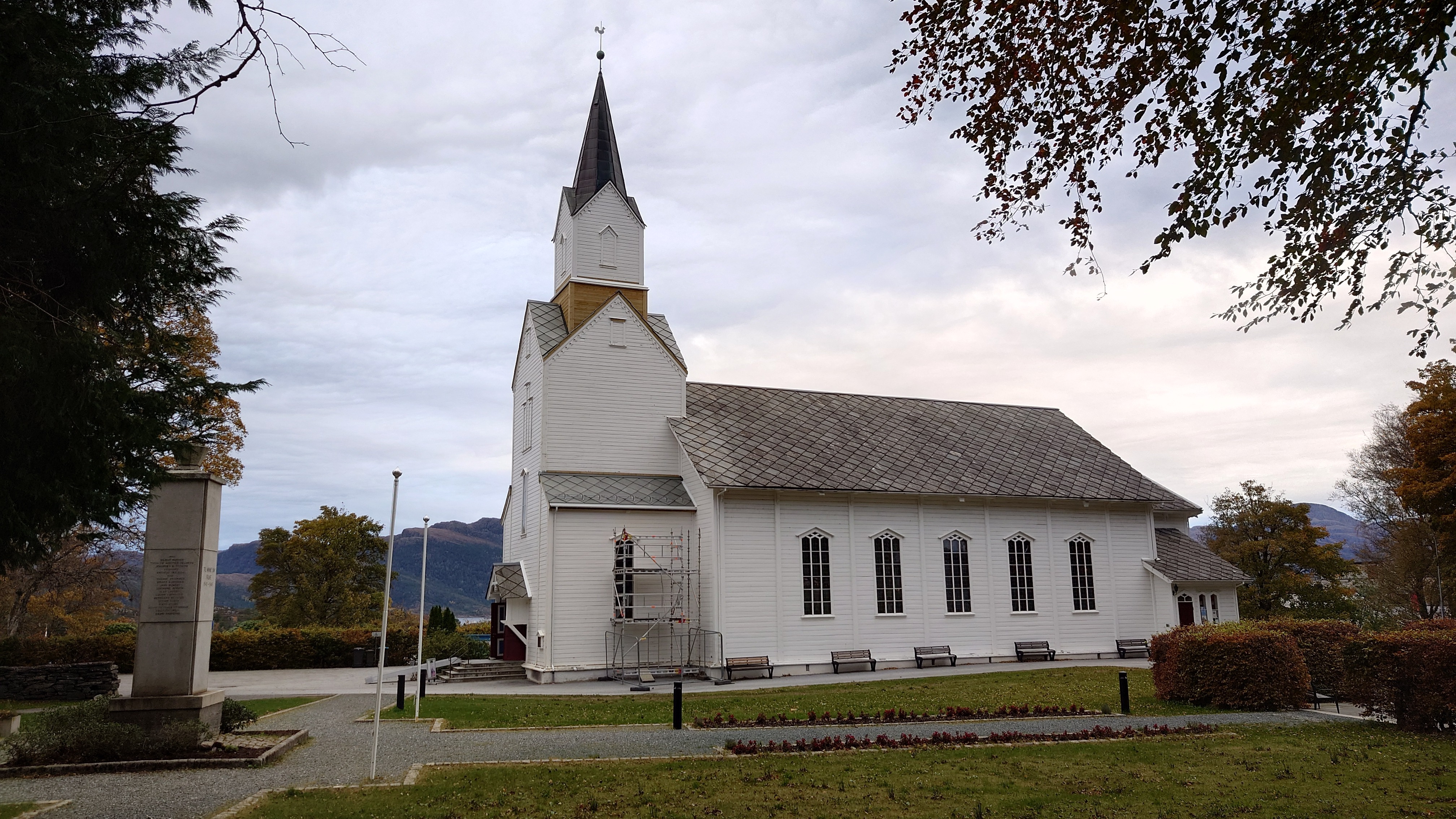 Florø kirke med nytt kirketårn tekket med norsk firkantskifer fra Norskifer, restaurert av Grønsberg Bygg i 2023.
